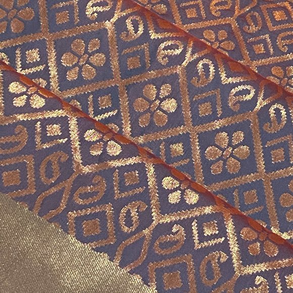 Banarasi silk sari in Gray (dual toned) - Picture 7 of 9